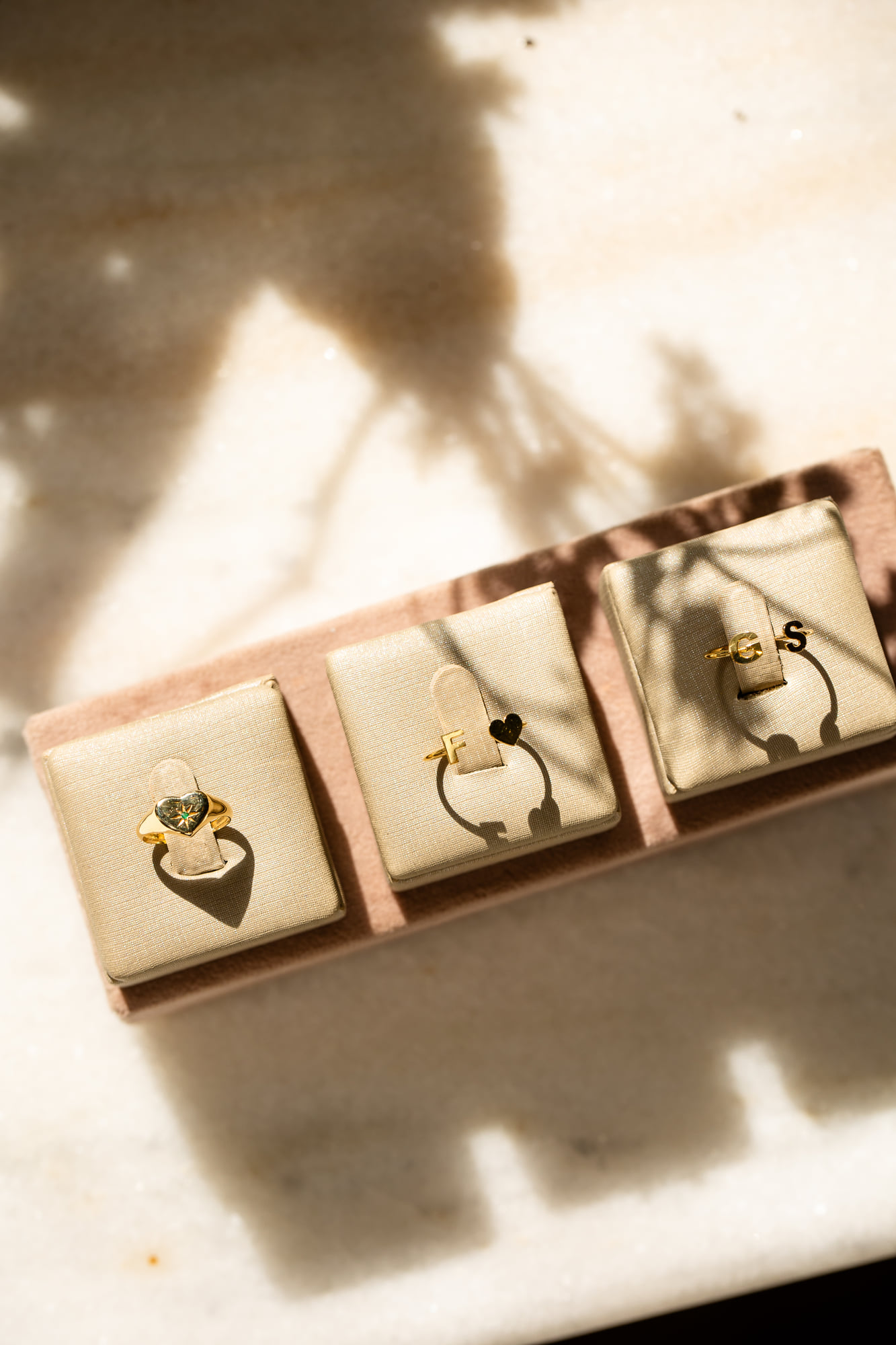 Trio de anéis personalizados com iniciais em ouro 18k